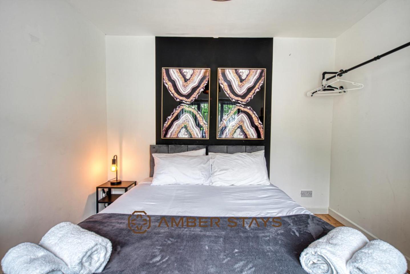 Spacious 4 Bed House In Centre, Ideal For Long Term With Free Parking Holiday home *