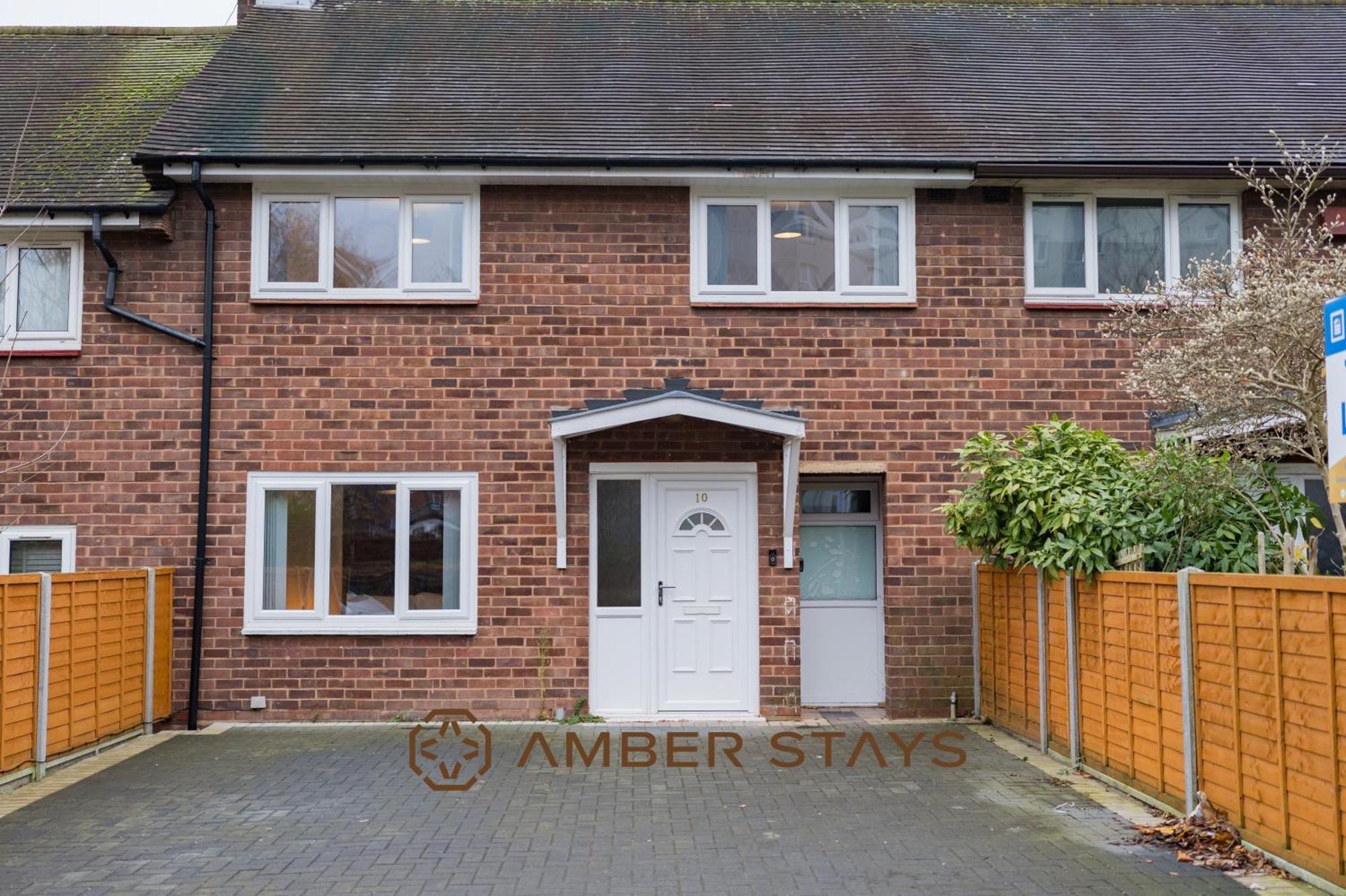 Spacious 4 Bed House In Centre, Ideal For Long Term With Free Parking Holiday home *