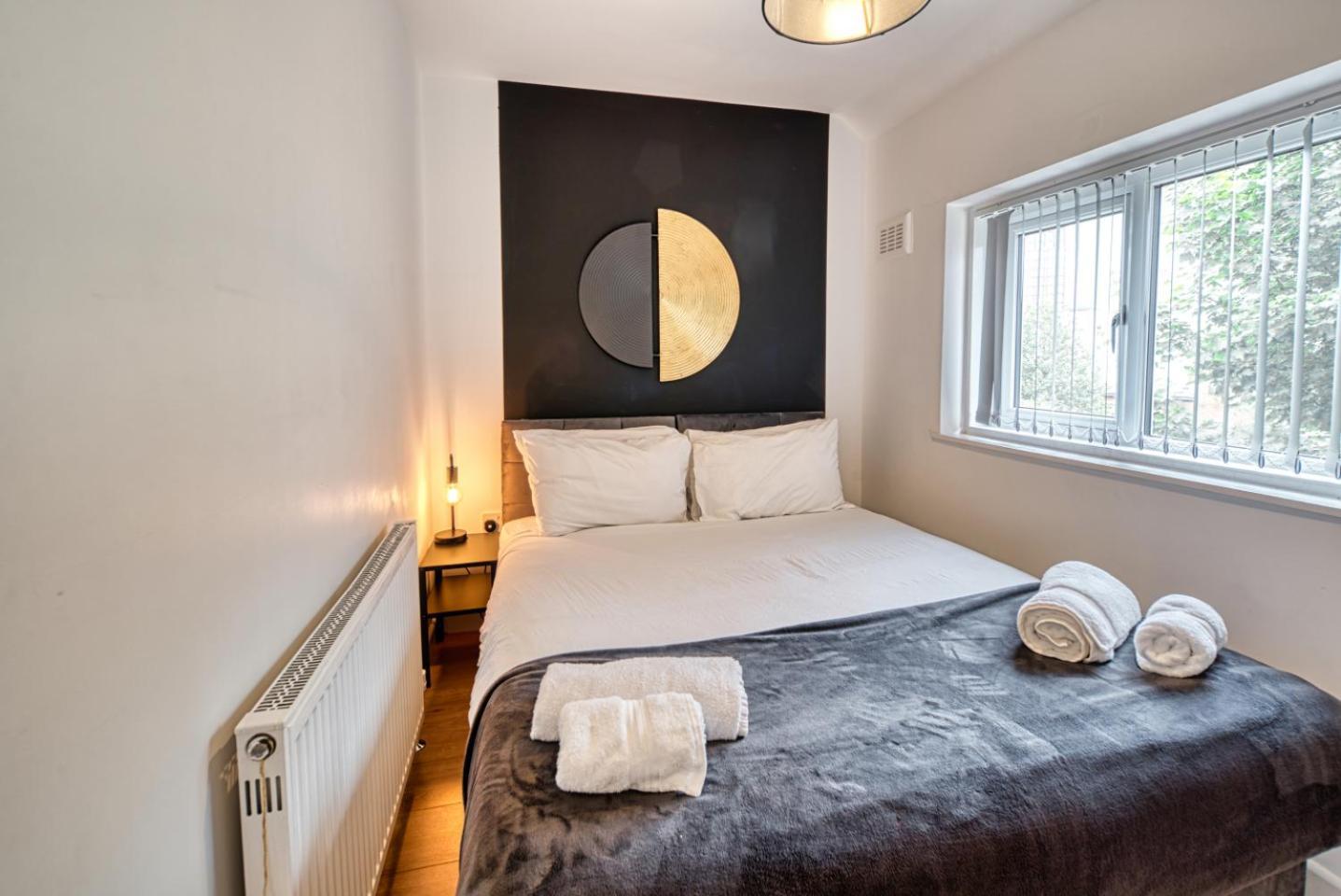 Spacious 4 Bed House In Centre, Ideal For Long Term With Free Parking * Birmingham
