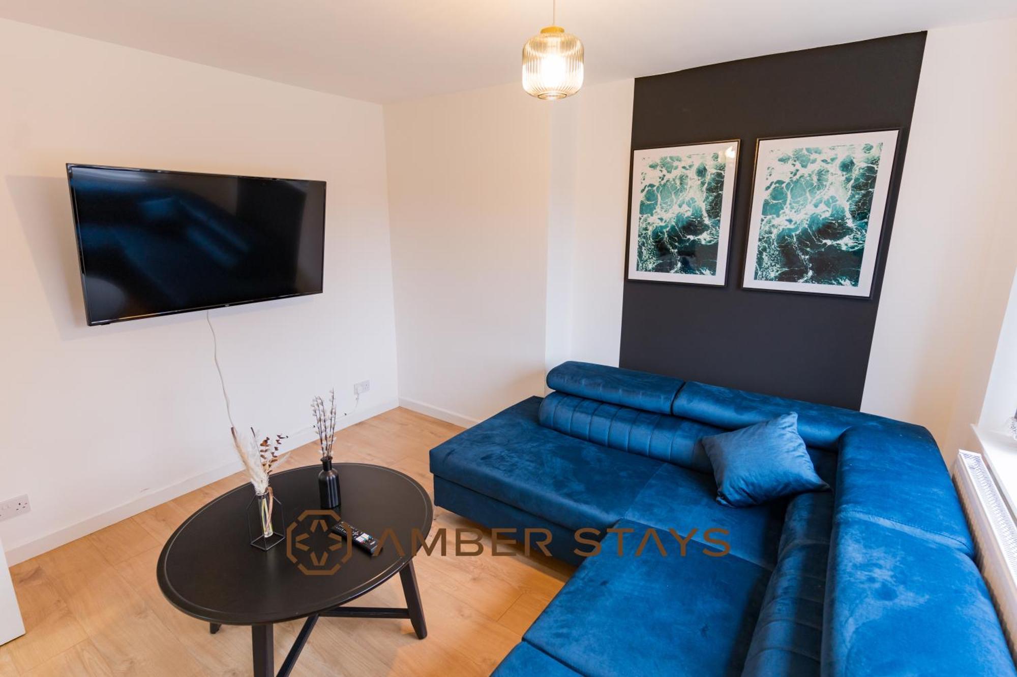 Spacious 4 Bed House In Centre, Ideal For Long Term With Free Parking Holiday home