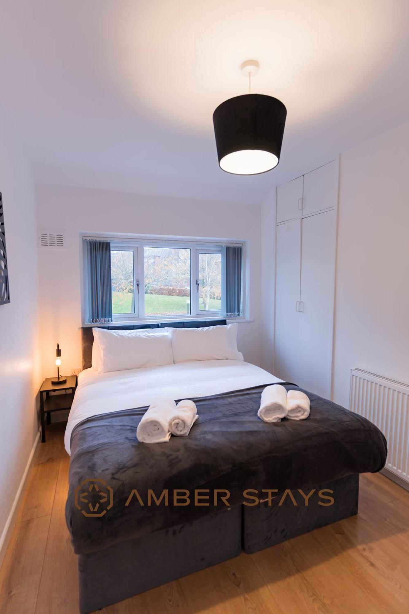 Holiday home Spacious 4 Bed House In Centre, Ideal For Long Term With Free Parking *