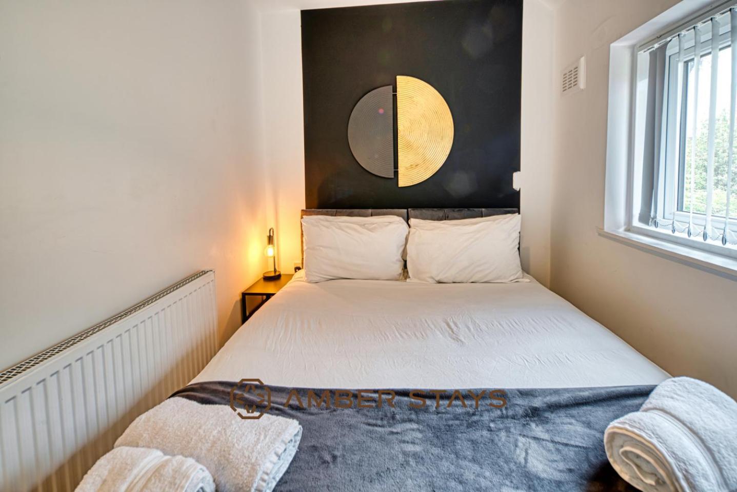 Spacious 4 Bed House In Centre, Ideal For Long Term With Free Parking Holiday home