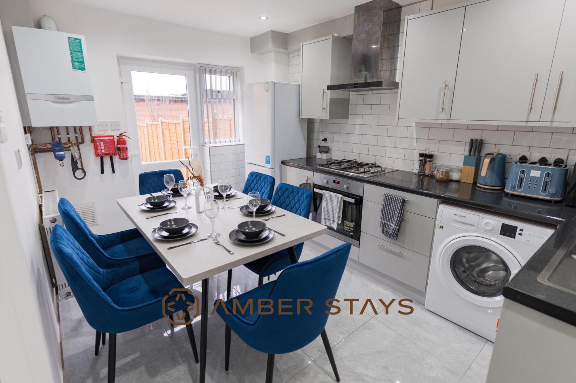Spacious 4 Bed House In Centre, Ideal For Long Term With Free Parking *