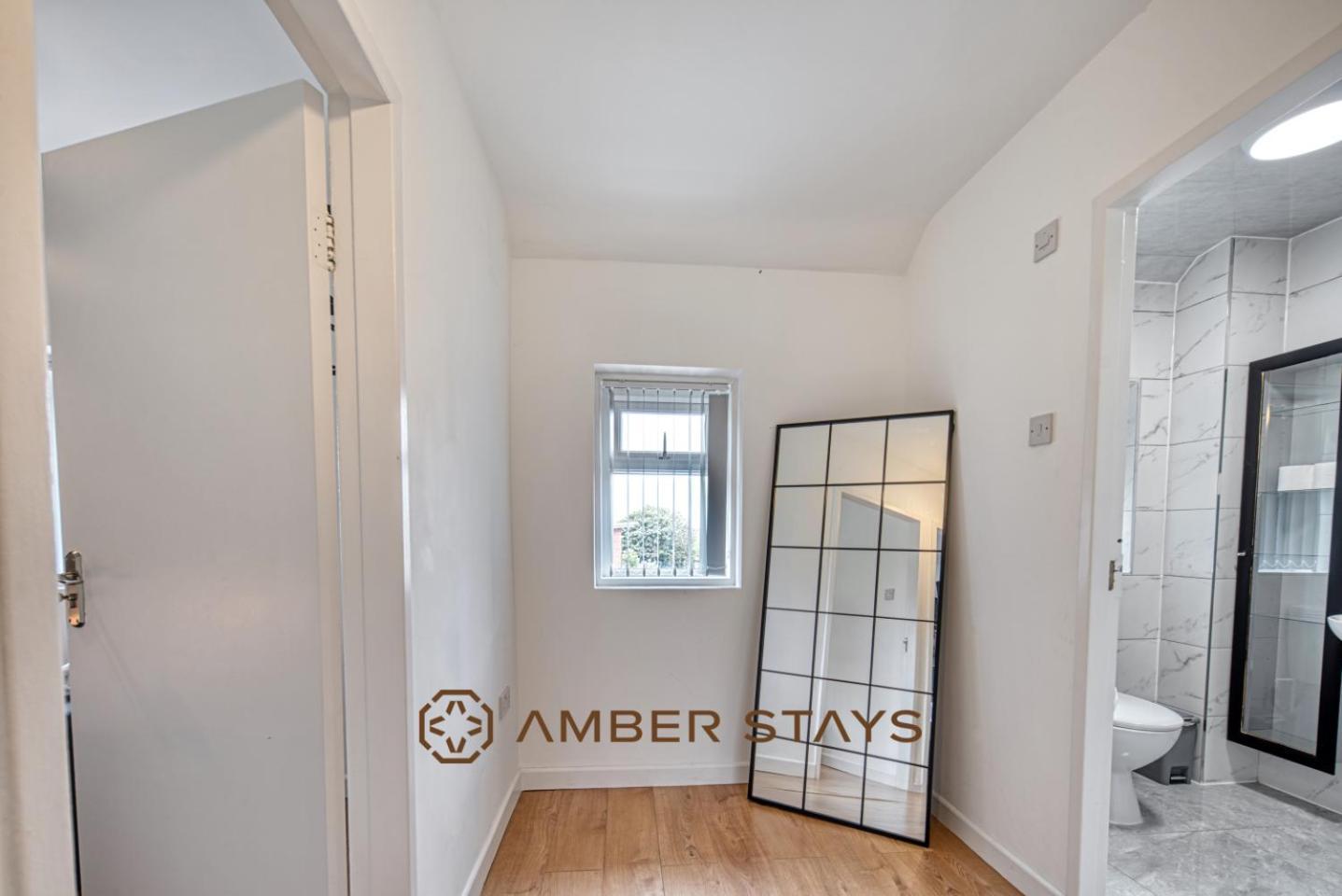 Spacious 4 Bed House In Centre, Ideal For Long Term With Free Parking Birmingham