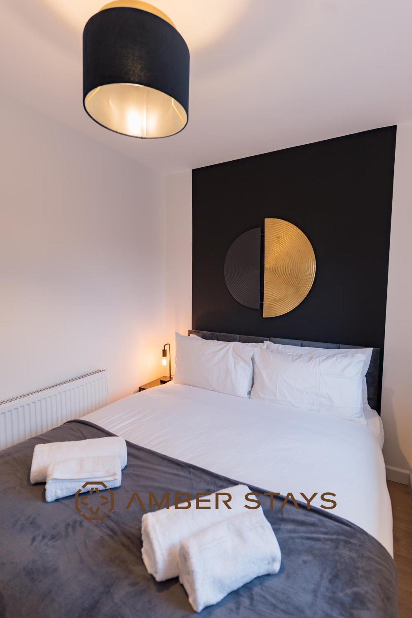 Spacious 4 Bed House In Centre, Ideal For Long Term With Free Parking Holiday home *