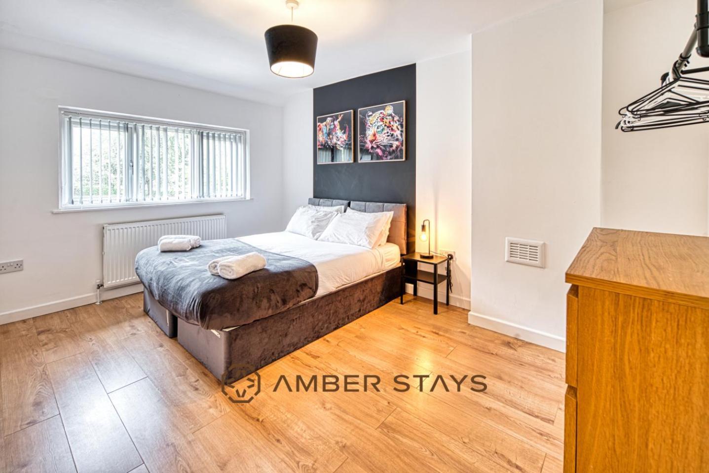 Spacious 4 Bed House In Centre, Ideal For Long Term With Free Parking Holiday home *