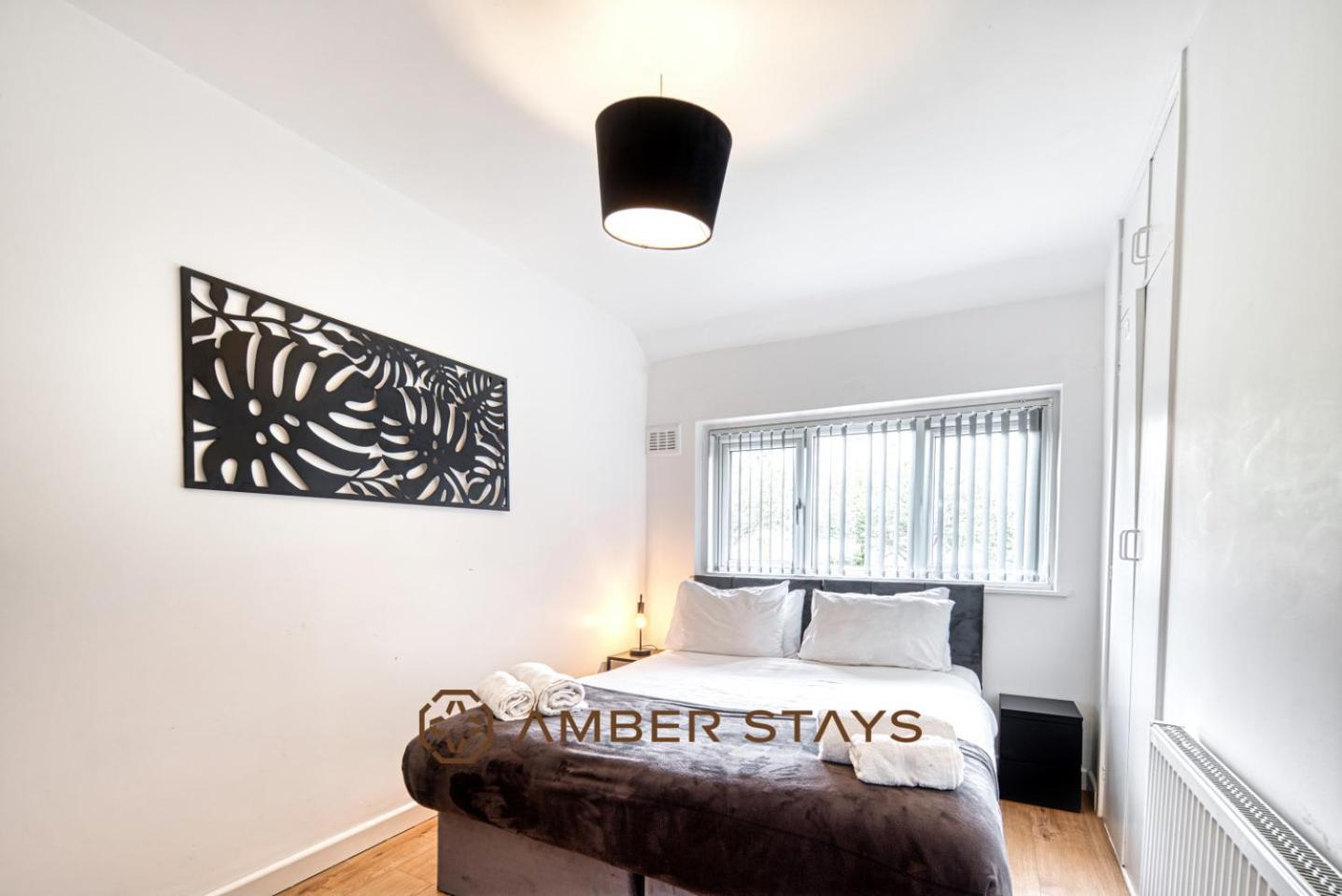 Spacious 4 Bed House In Centre, Ideal For Long Term With Free Parking Holiday home *