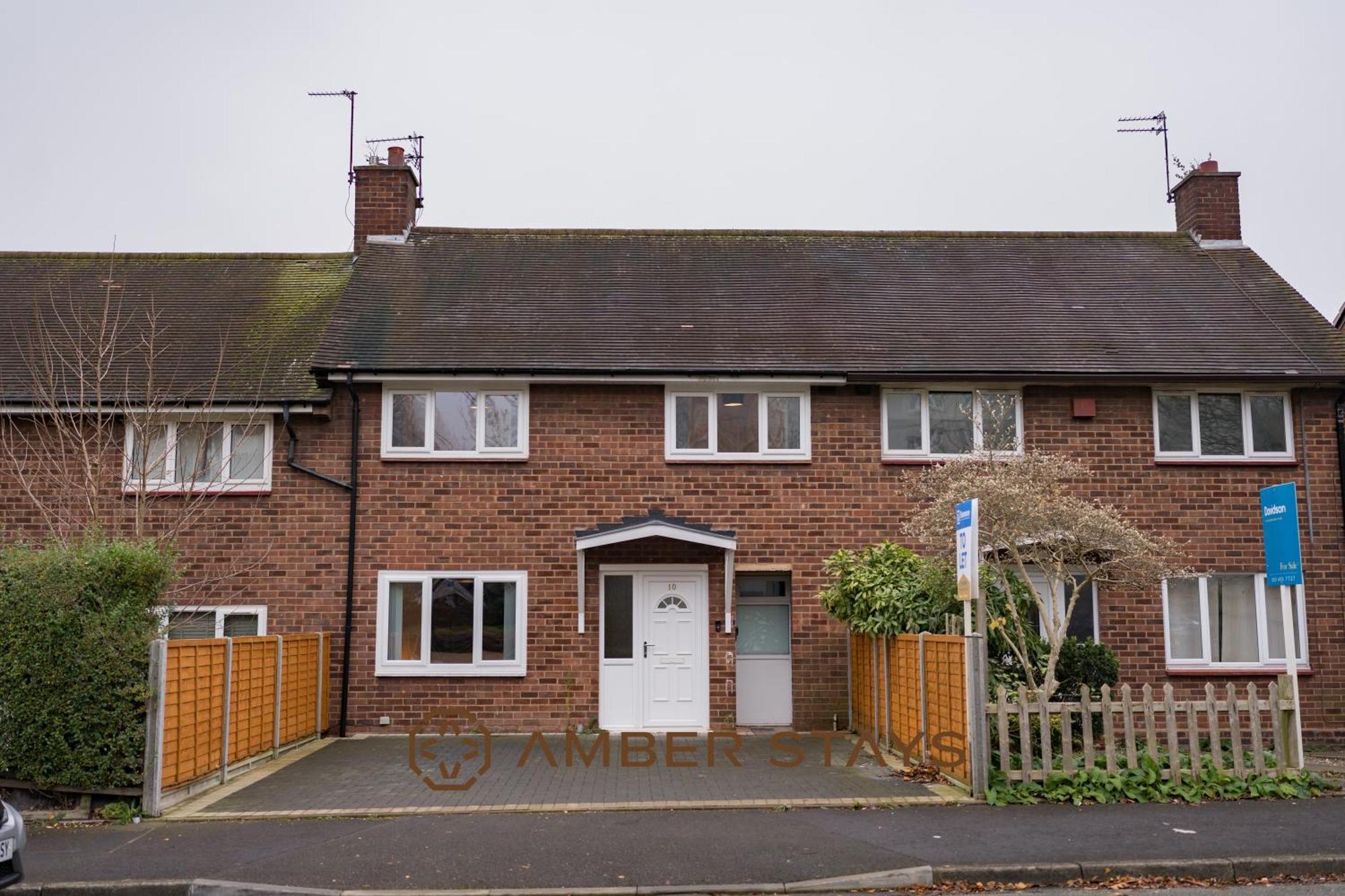 Spacious 4 Bed House In Centre, Ideal For Long Term With Free Parking *