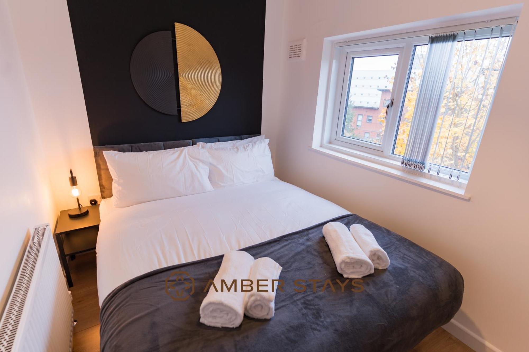 Spacious 4 Bed House In Centre, Ideal For Long Term With Free Parking Holiday home *